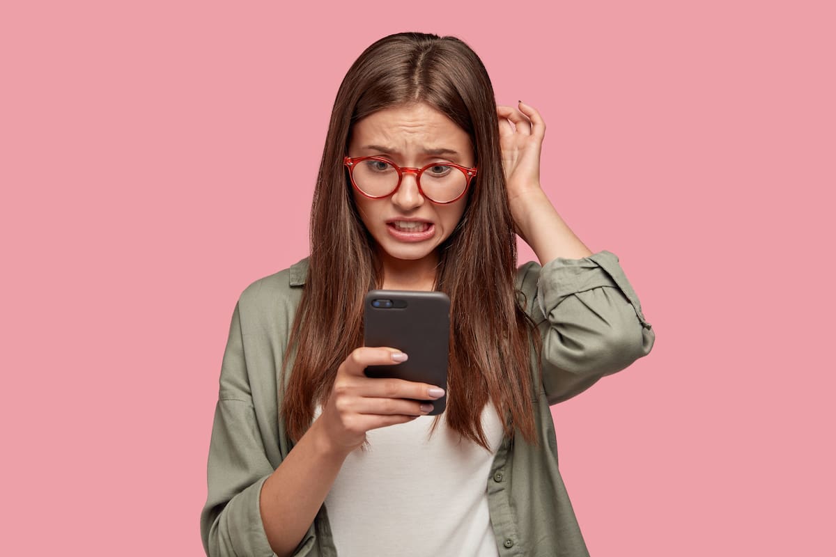 ¿Eres de los que contesta diciendo "Bueno" o "Sí"? Podrías estar facilitando que clonen tu voz. Las autoridades alertan sobre una nueva ola de fraudes con Inteligencia Artificial que suplanta identidades con llamadas falsas.