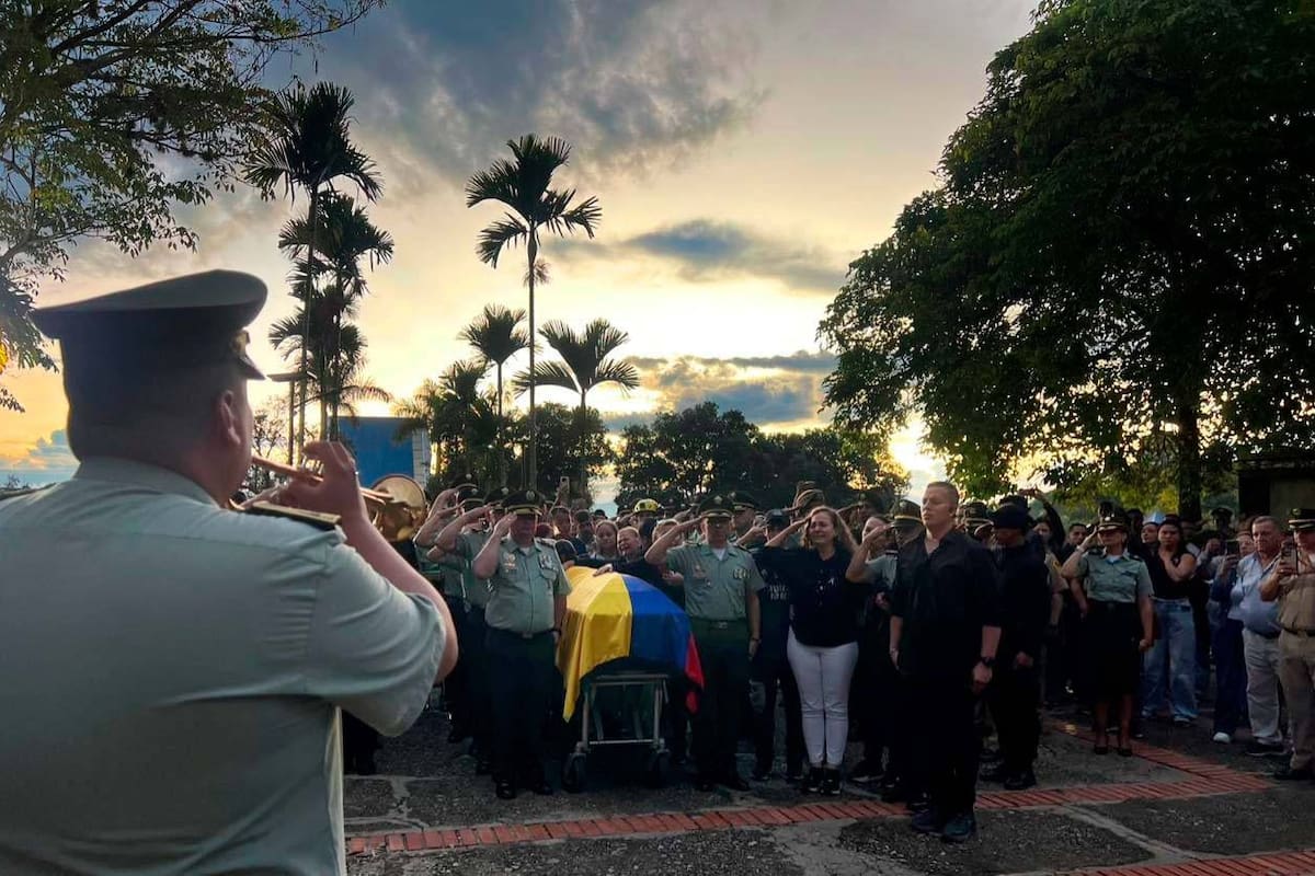 Llamado a lista simbólico en honor al intendente Leal Briceño, quien murió enfrentando a delincuentes.