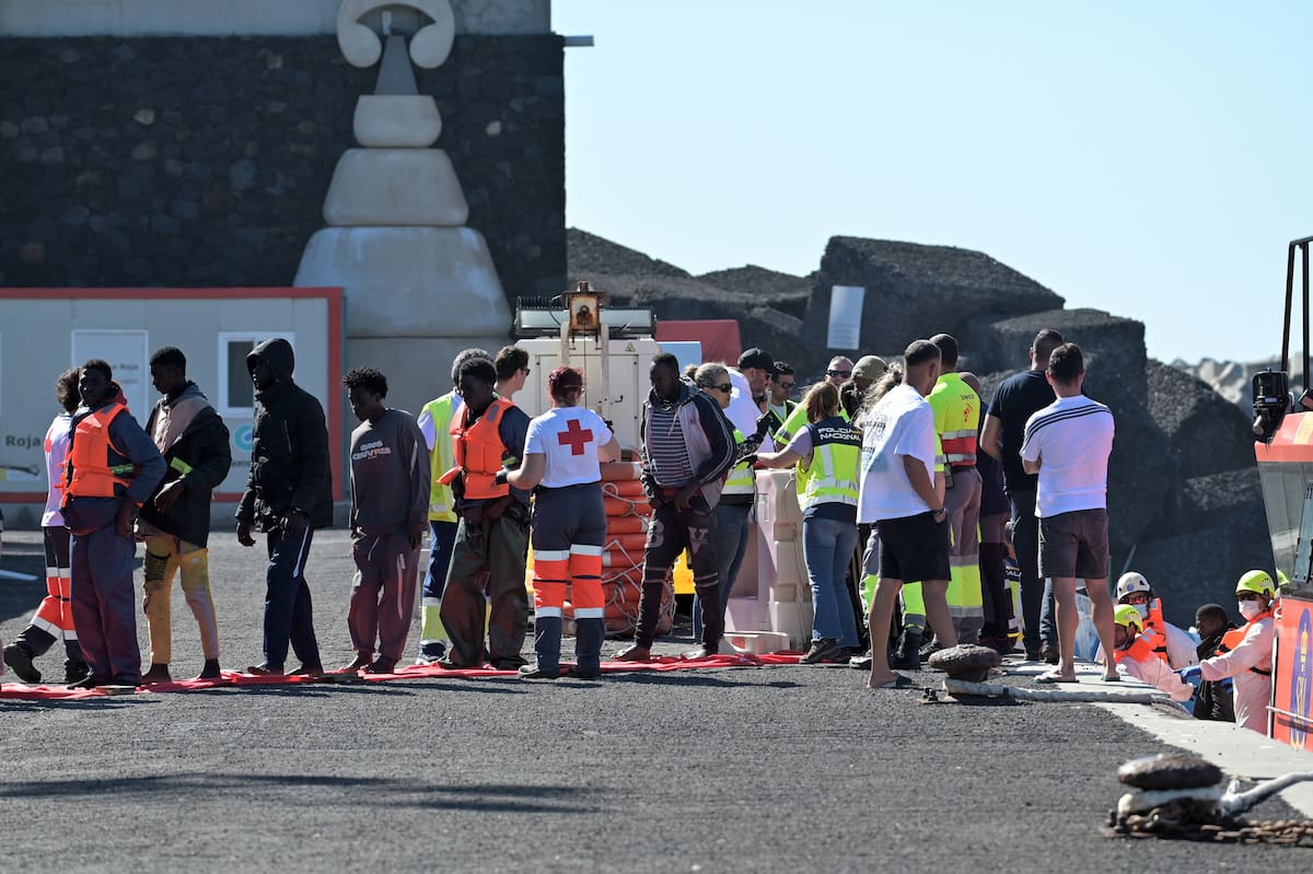 Un cayuco con 144 personas a bordo han sido rescatado por las embarcaciones de Salvamento Marítimo Salvamar Navia y Salvamar Diphda cuando se encontraba a 53 kilómetros del sur de la isla de El Hierro. Los migrantes han sido trasladados hasta el puerto de La Restinga, en el que han sido atendidos por un equipo sanitario. EFE/Gelmert Finol