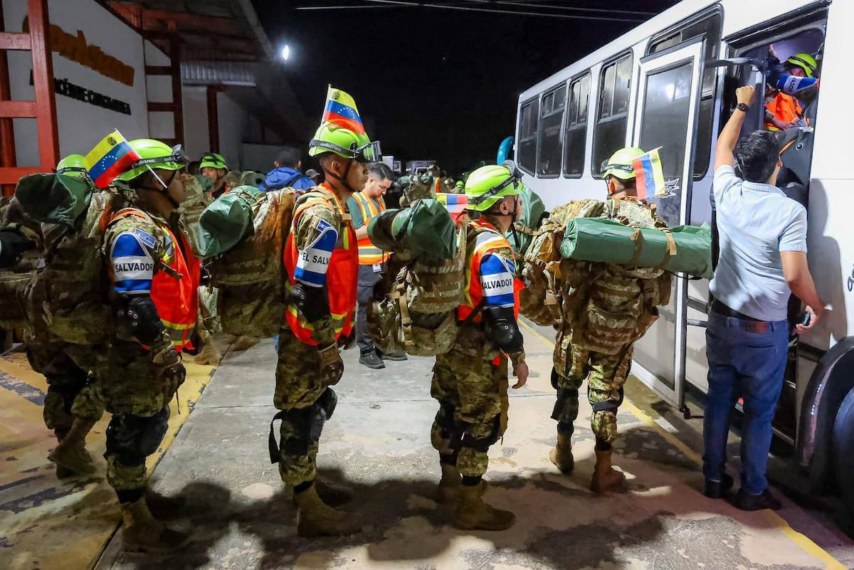CARACAS, 26/06/2026.- Llegada a Venezuela de un equipo de rescatistas, personal médico y perros de rescate enviados desde El Salvador para apoyar en las labores de búsqueda y rescate en el país sudamericano, golpeado el miércoles por dos fuertes terremotos que hasta el momento dejan 188 fallecidos y 1.520 heridos. EFE/ Presidenta Delcy Rodríguez en X - SOLO USO EDITORIAL/SOLO DISPONIBLE PARA ILUSTRAR LA NOTICIA QUE ACOMPAÑA (CRÉDITO OBLIGATORIO) -