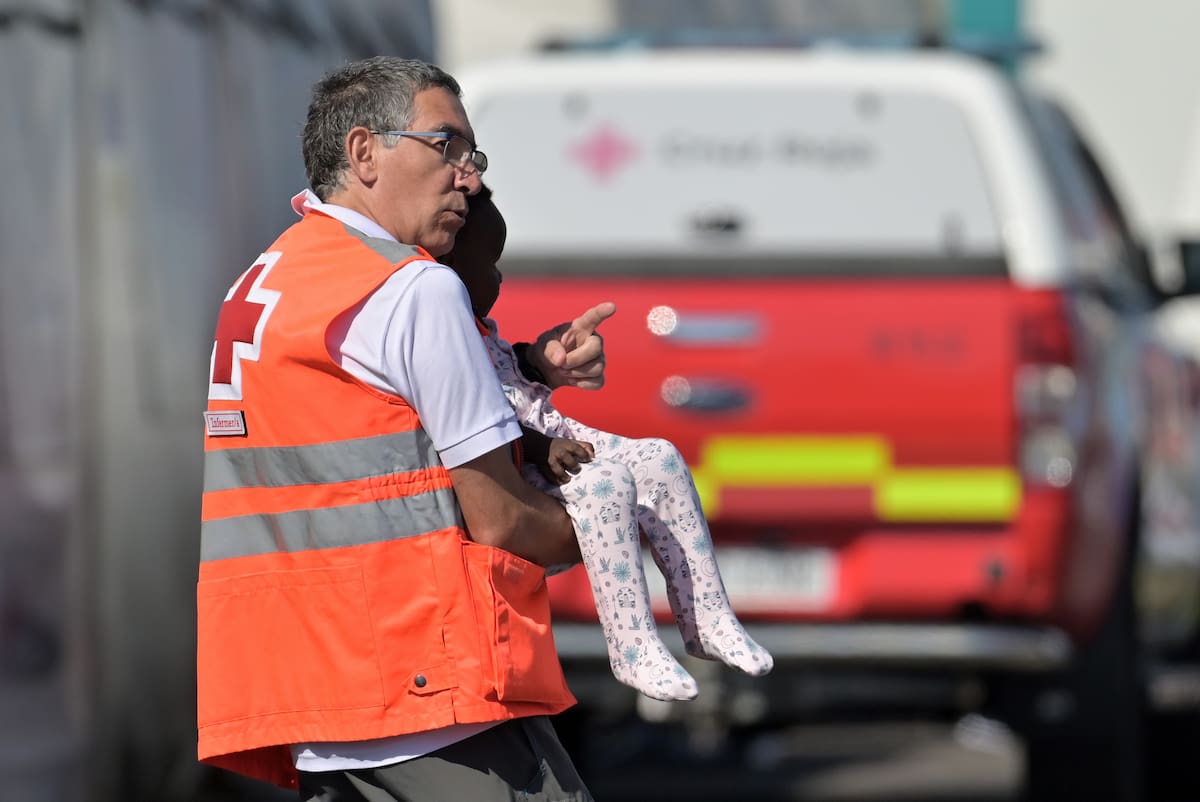 EL PINAR (EL HIERRO), 02/04/2024.- Imagen de los 159 inmigrantes rescatados a medio día de hoy, por la embarcación de la Guardia Civil, Río Tajo, en aguas cercanas a El Hierro, y trasladados al puerto de La Restinga, en el municipio de El Pinar, en la isla de El Hierro, para ser atendidos por los equipos de emergencia. EFE/ Gelmert Finol