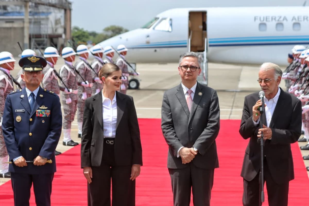 El gobernador del Atlántico, Eduardo Verano, dando la bienvenida a Laura Fernández Delgado, presidente de Costa Rica.//Cortesía DCGDA.