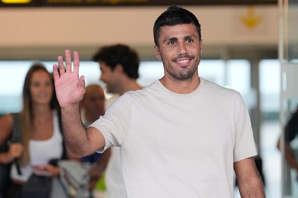 El centrocampista español Rodrigo Hernández 'Rodri' este lunes, a su llegada al aeropuerto de Barcelona, un día después de que el FC Barcelona alcanzara un principio de acuerdo con el Manchester City para el traspaso del jugador. EFE/Alejandro García