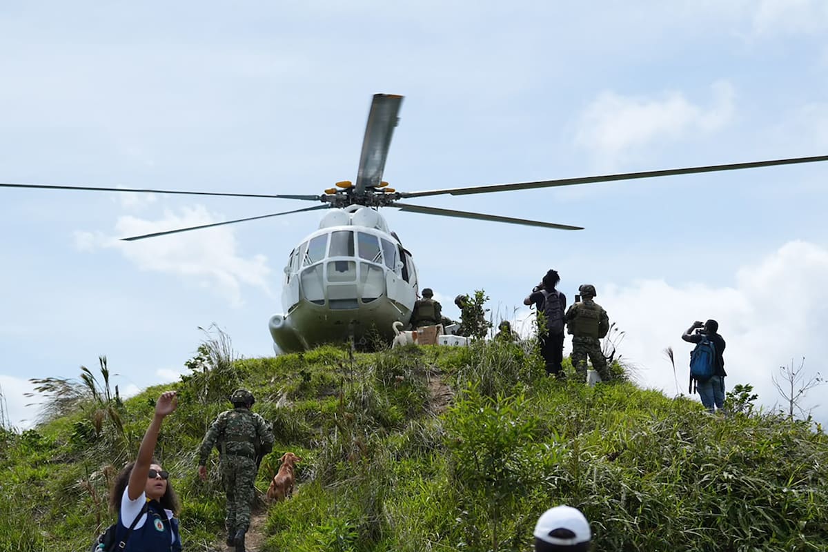 AME8462. SAN JOSÉ DE PALMAR (COLOMBIA), 12/08/2026.- Un helicóptero llega con ayudas al lugar del epicentro del terremoto con magnitud de 7,4, este miércoles en San José de Palmar (Colombia). EFE/Jean Arriaga