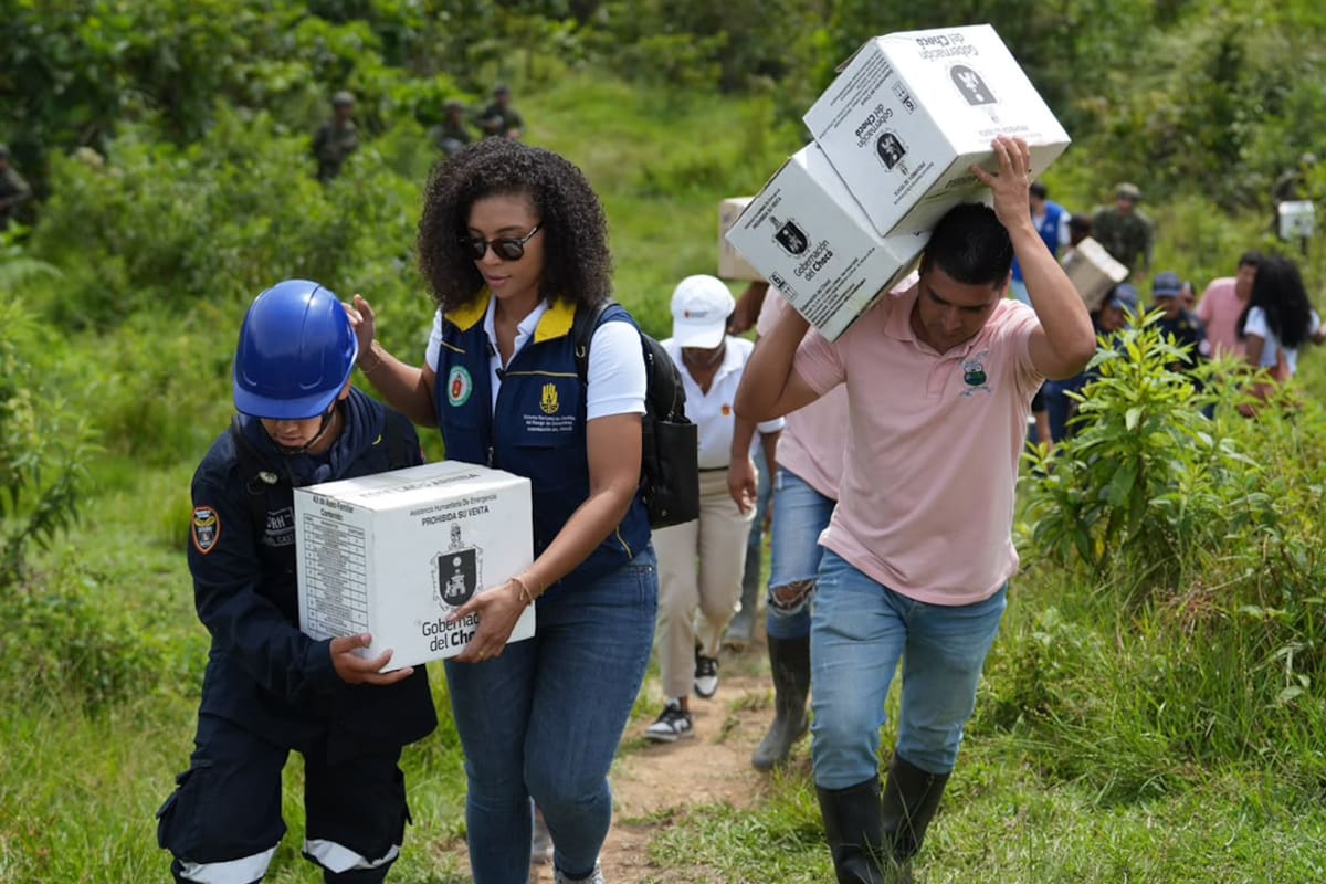 La gobernadora del Chocó, Nubia Carolina Córdoba (c), llega con ayudas al lugar del epicentro del terremoto con magnitud de 7,4, este miércoles en San José de Palmar (Colombia).
Foto: EFE/Jean Arriaga