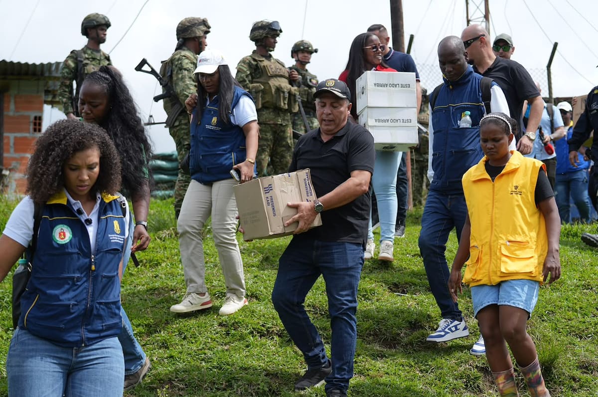 AME8462. SAN JOSÉ DE PALMAR (COLOMBIA), 12/08/2026.- La gobernadora del Chocó, Nubia Carolina Córdoba (i), lleva ayudas al lugar del epicentro del terremoto con magnitud de 7,4, este miércoles en San José de Palmar (Colombia). EFE/Jean Arriaga
