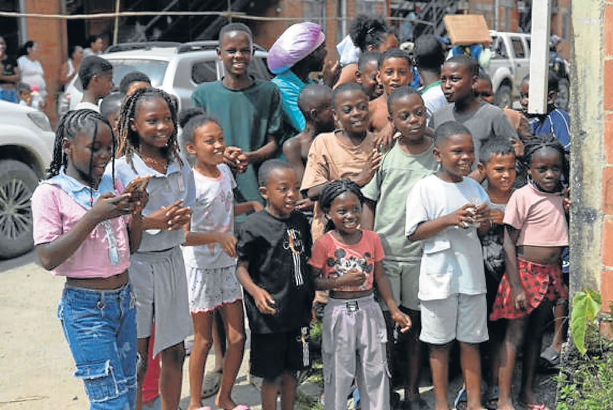 Un grupo de niños espera ayudas tras el terremoto con magnitud 7,4 este miércoles en San José de Palmar (Chocó). Este fue el epicentro del sismo. Aunque no registró fallecidos, se encuentra incomunicado y con fallas en servicios públicos y de salud. Foto: EFE.