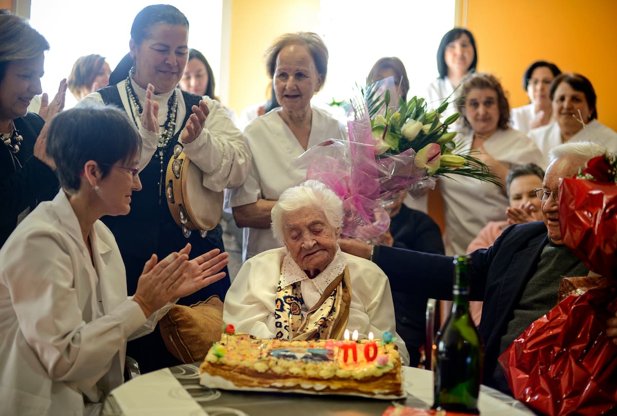 En la imagen de hace diez años, la española Josefa Álvarez Rodríguez cumplía 110 años junto a familiares y amigos. EFE/Brais Lorenzo