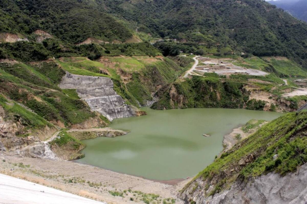 En esta imagen se aprecia el nivel en el que se encuentra el llenado del Embalse de Bucaramanga. El agua que ya hay represada tiene 15,7 metros de profundidad. (Foto: Fabián Hernández / VANGUARDIA LIBERAL)