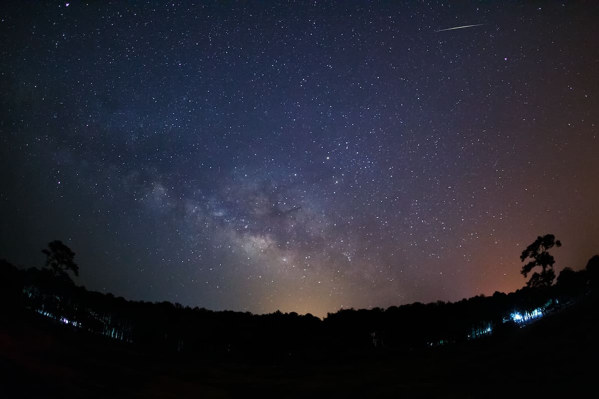 El evento ocurre cuando la Tierra atraviesa la estela de partículas dejada por el cometa Swift-Tuttle // 123RF.
