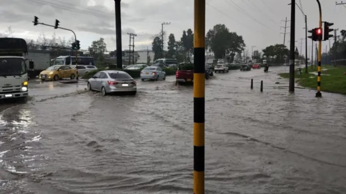 Fuertes lluvias en Bogotá causan inundaciones y afectaciones en principales vías.