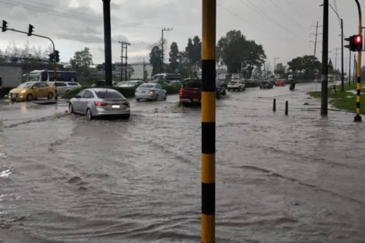 Fuertes lluvias en Bogotá causan inundaciones y afectaciones en principales vías.