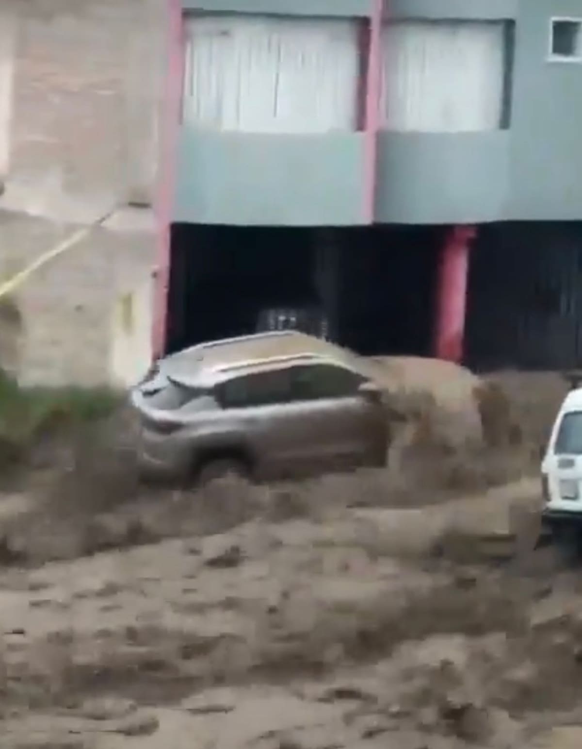Escombros en distintos distritos de Arequipa, mientras continúan las lluvias que podrían agravar la situación.
Foto tomada de: Pantallazo de video