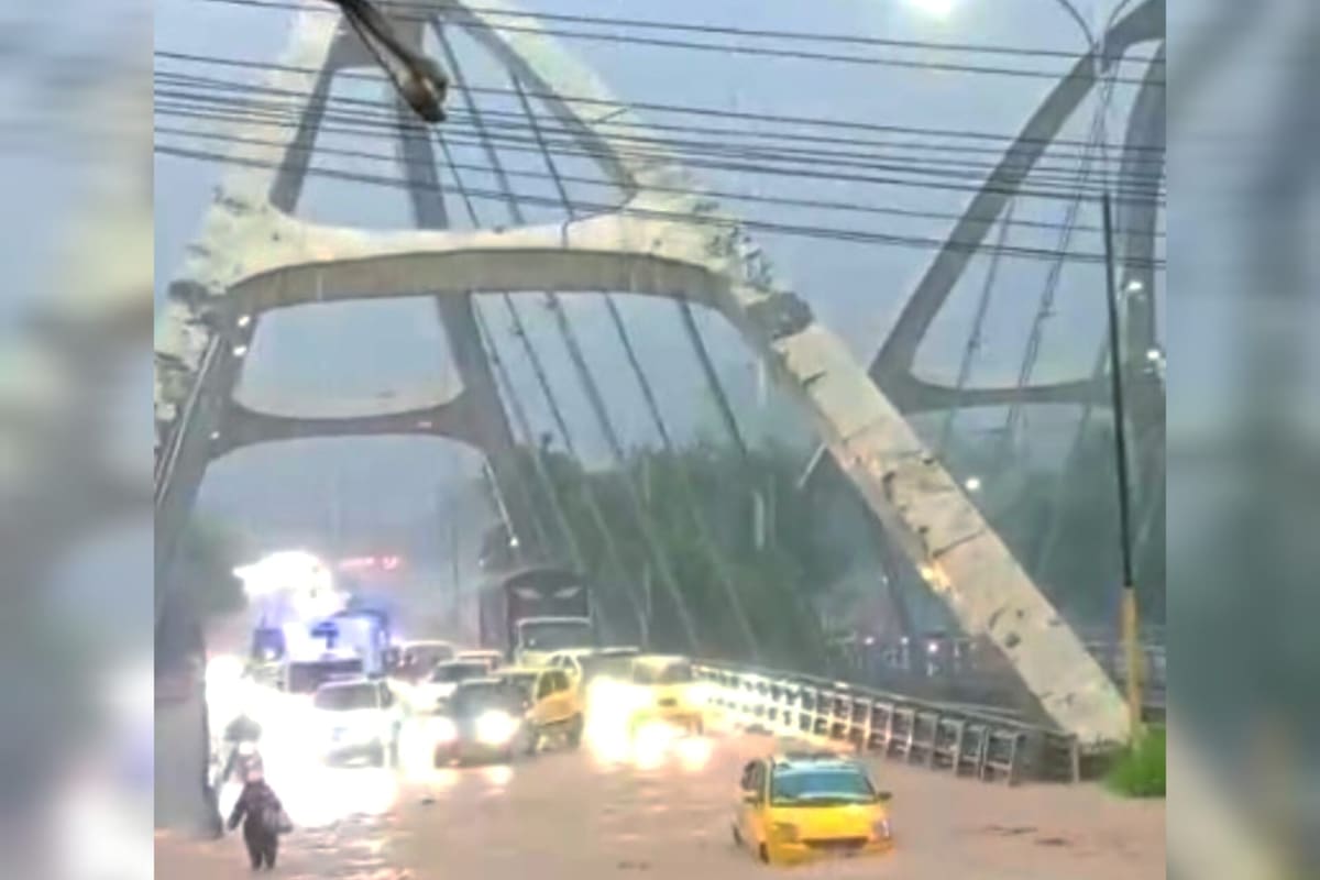 Caos por lluvias en Bucaramanga: inundaciones dejan vehículos atrapados y colapsan la movilidad.
Foto: suministrada.