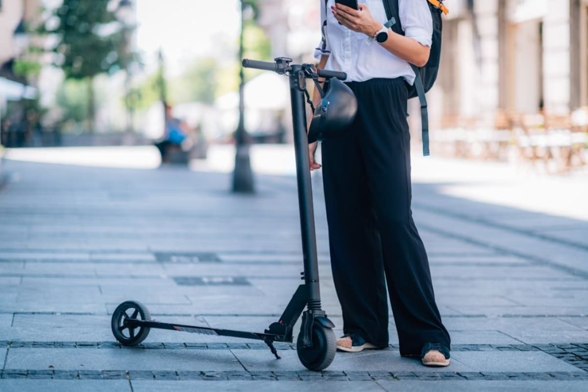 Lo que debe saber si se mueve en patineta o bicicleta eléctrica por las ciudades colombianas. | Foto: Vanguardia / Canva.