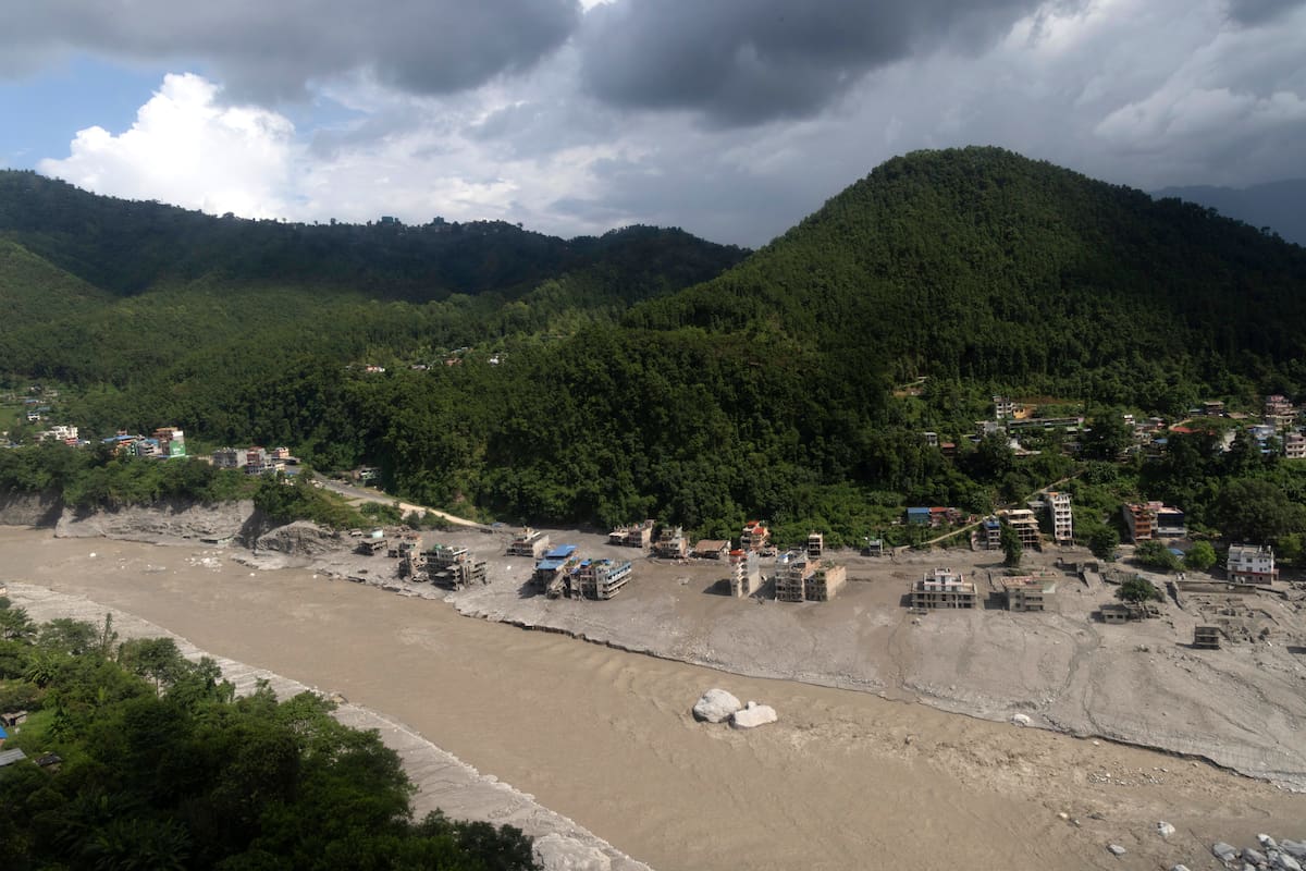 Una vista aérea muestra una zona devastada por inundaciones repentinas y deslizamientos de tierra en el pueblo de Delight, distrito de Nuwakot, Nepal, 28 de agosto de 2026. Más de 460 personas han muerto y cientos permanecen desaparecidas en el norte de Nepal tras un presunto colapso glacial y una avalancha que desencadenaron inundaciones repentinas y deslizamientos de tierra a lo largo de los valles de los ríos Bhotekoshi y Trishuli cerca de la frontera Nepal-Tíbet, causando una destrucción generalizada de asentamientos e infraestructuras, según las autoridades locales. (Inundaciones, Avalancha) EFE/EPA/NARENDRA SHRESTHA