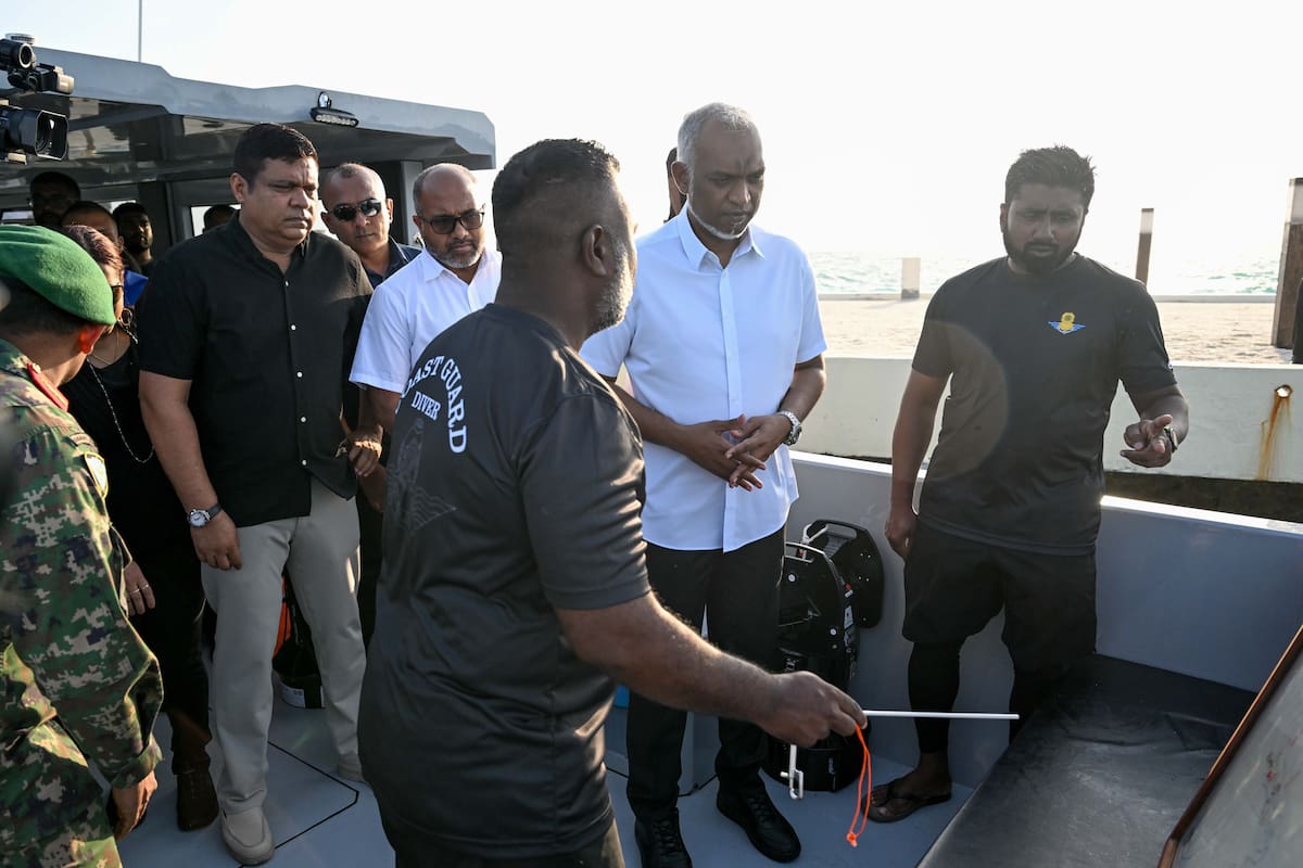 Imagen difundida el pasado 15 de mayo por Presidencia de Maldivas que muestra al presidente Mohamed Muizzu (2d) junto al sargento Mohamed Mahdhee (d), el buzo rescatista fallecido el pasado sábado en Maldivas mientras participaba en las tareas de localización y recuperación de los ciudadanos italianos muertos durante una inmersión en una cueva submarina en el atolón de Vaavu. EFE/ Presidencia de Maldivas