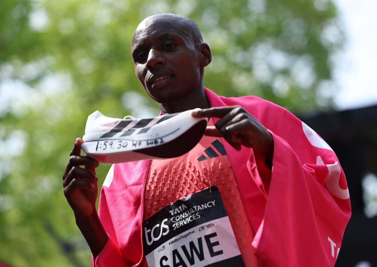 LONDON (United Kingdom), 26/04/2026.- Sabastian Sawe of Kenya poses with a shoe after he wins the London Marathon with a World Record and the first sub two-hour marathon time of 1:59:30 h during the London Marathon in London, Britain 26 April 2026. Taking place since 1981, the London Marathon is one of the most popular marathons in the world, with a record-breaking total of more than 59,000 people are expected to take part in the 2026 race. (Maratón, Kenia, Reino Unido, Londres) EFE/EPA/NEIL HALL