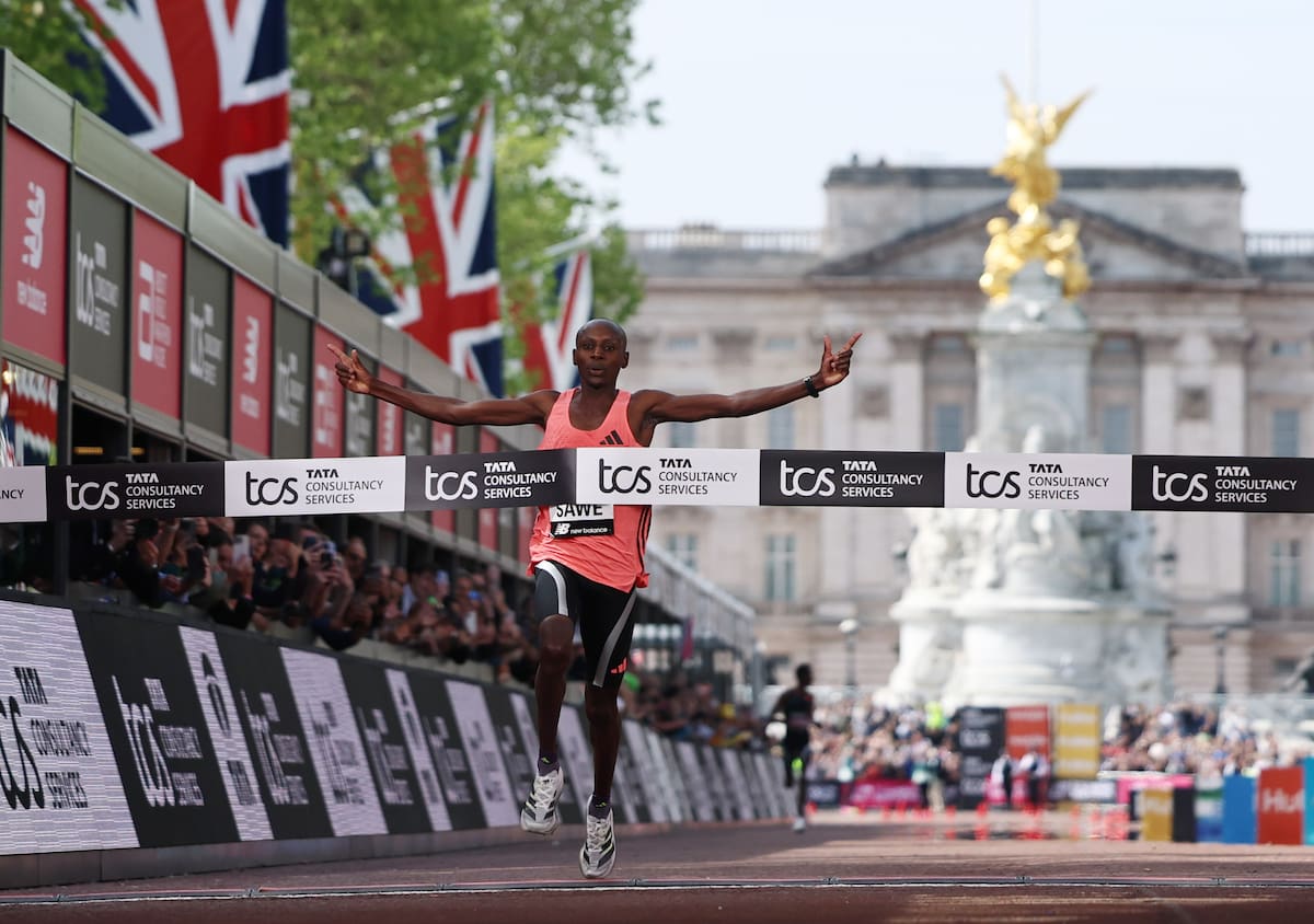 LONDON (United Kingdom), 26/04/2026.- Sabastian Sawe of Kenya wins the London Marathon with a World Record and the first sub two-hour marathon time of 1:59:30 h during the London Marathon in London, Britain 26 April 2026. Taking place since 1981, the London Marathon is one of the most popular marathons in the world, with a record-breaking total of more than 59,000 people are expected to take part in the 2026 race. (Maratón, Kenia, Reino Unido, Londres) EFE/EPA/NEIL HALL