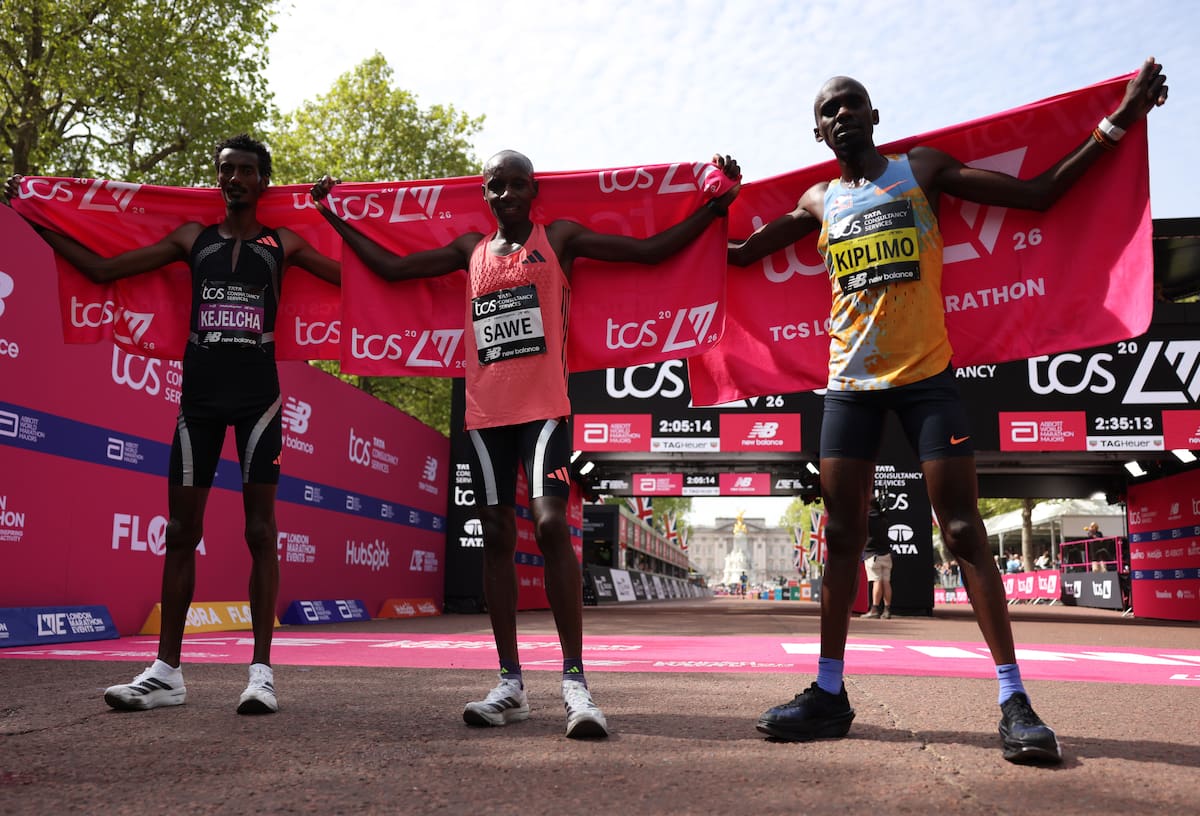 LONDON (United Kingdom), 26/04/2026.- (L-R) Second placed Ethiopia's Yomif Kejelcha, winner Kenya's Sabastian Sawe, and third placed Uganda's Jacob Kiplimo pose after the Mens Race in the London Marathon in London, Britain, 26 April 2026. (Maratón, Etiopía, Kenia, Reino Unido, Londres) EFE/EPA/NEIL HALL