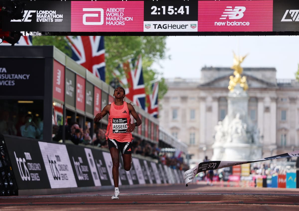 LONDON (United Kingdom), 26/04/2026.- Tigst Assefa of Ethiopia wins the Womens London Marathon with a World Record time of 2:15:41 h during the London Marathon in London, Britain 26 April 2026. Taking place since 1981, the London Marathon is one of the most popular marathons in the world, with a record-breaking total of more than 59,000 people are expected to take part in the 2026 race. (Maratón, Etiopía, Reino Unido, Londres) EFE/EPA/NEIL HALL