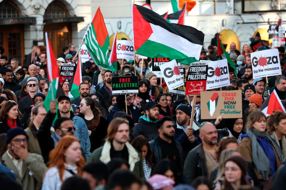 Miles de personas participaron en la marcha pro-palestina en Londres, Gran Bretaña. EFE/VANGUARDIA