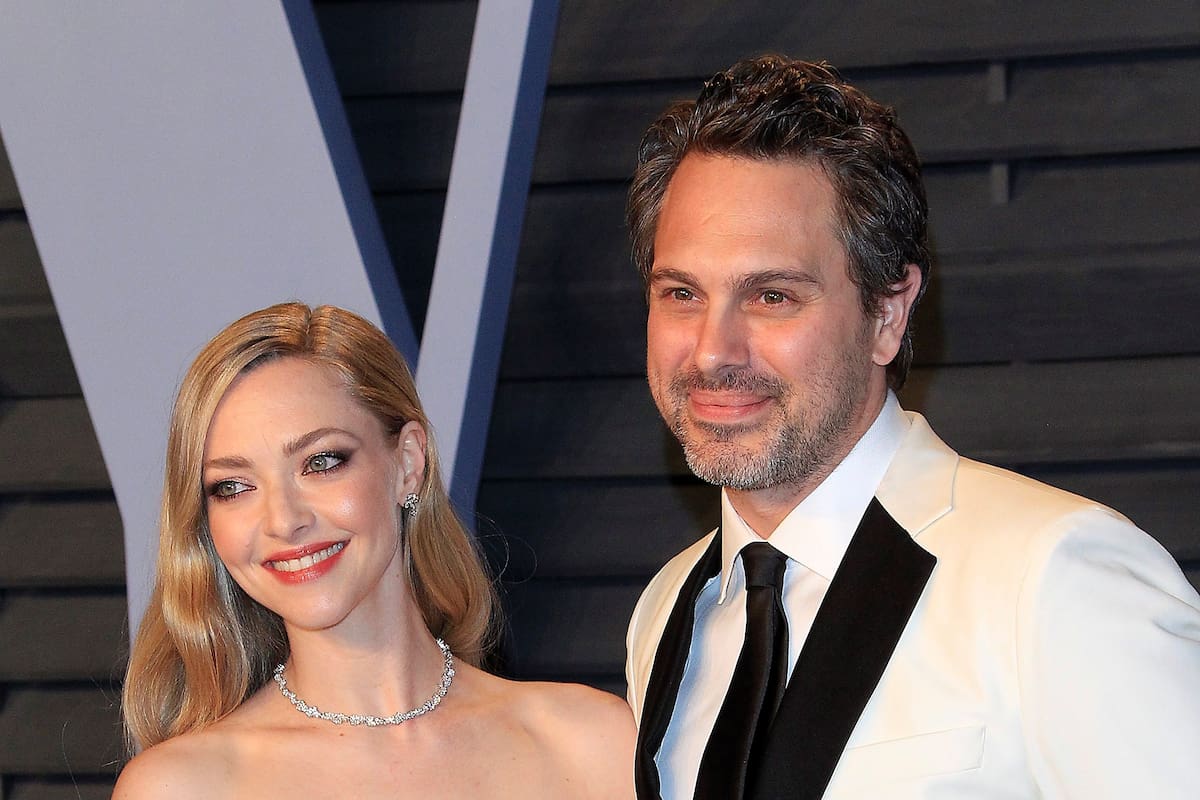 Amanda Seyfried (i) y Thomas Sadoski (d) posan durante una fiesta de los Óscar el 4 de marzo de 2018 en Beverly Hills, California, Estados Unidos. EPA/NINA PROMMER