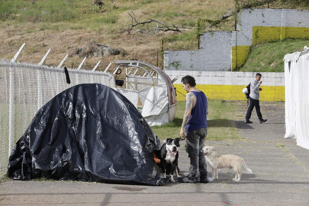 Damnificados del terremoto de magnitud 7,4 del pasado lunes permanecen en carpas improvisadas, en el estadio Alberto Mora Mora en Pereira (Colombia). EFE/ Carlos Ortega