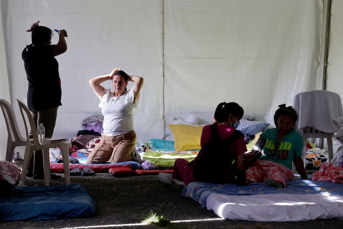 Damnificados del terremoto de magnitud 7,4 del pasado lunes permanecen en carpas improvisadas, en el estadio Alberto Mora Mora en Pereira (Colombia). EFE/ Carlos Ortega