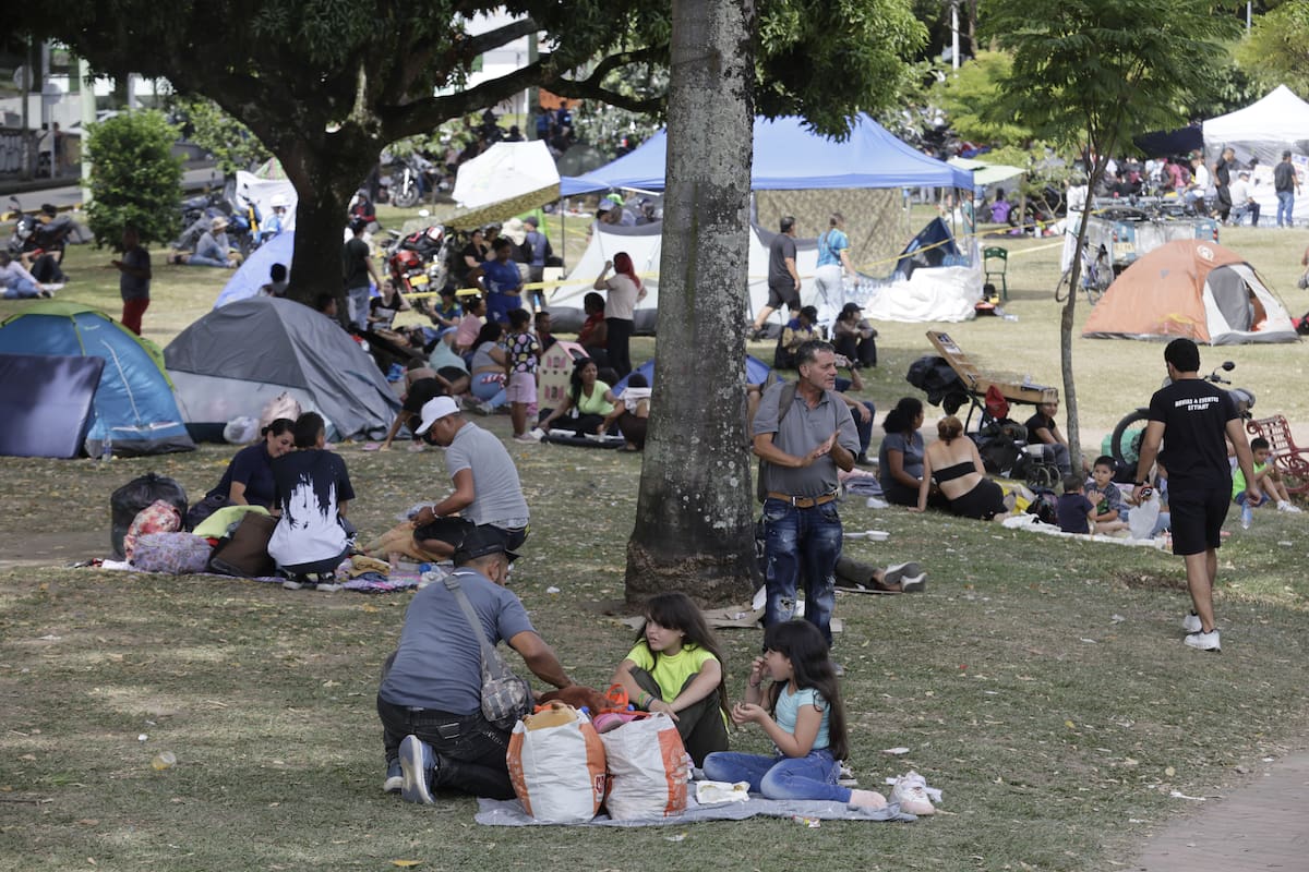 ACOMPAÑA CRÓNICA: COLOMBIA TERREMOTO AME8484. PEREIRA (COLOMBIA), 12/08/2026.- Damnificados del terremoto de magnitud 7,4 que afectó gran parte de Colombia el pasado lunes, permanecen en un albergue este miércoles en el parque Olaya Herrera en Pereira (Colombia). El terremoto ha causado la muerte de por lo menos 202 personas, según el Instituto de Medicina Legal (IML), aunque autoridades regionales elevan ese número a aproximadamente 240 muertos y hay una cifra indeterminada de personas desaparecidas o atrapadas bajo los escombros tanto en Cali (suroeste) como en Pereira, capital del departamento de Risaralda. EFE/ Carlos Ortega