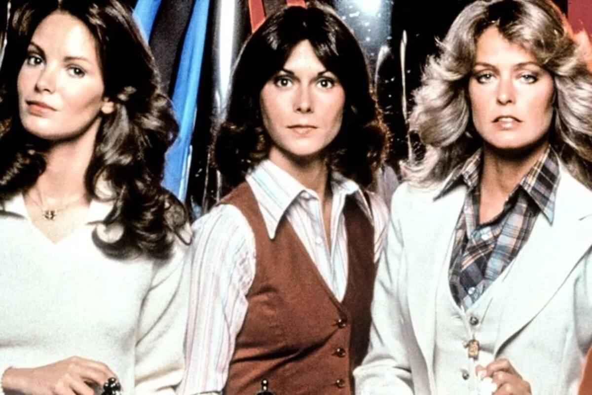Medio siglo después de revolucionar la televisión, las actrices originales de ‘Los Ángeles de Charlie’ se reencontraron en el PaleyFest. De batir récords mundiales con el póster del bañador rojo a enfrentar duras batallas personales en la vida real, te contamos qué fue de la vida de Jaclyn Smith, Kate Jackson, Cheryl Ladd y el trágico destino de Farrah Fawcett.