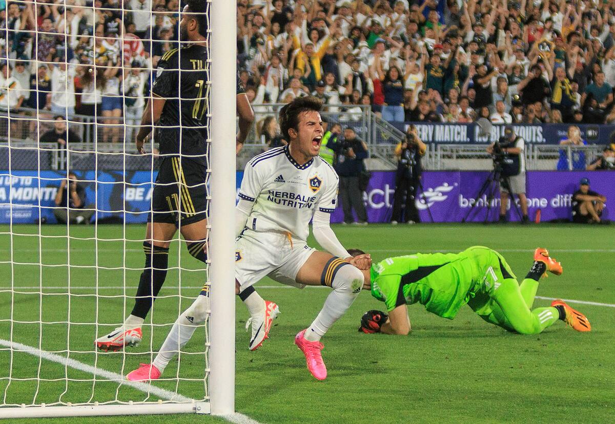 AME1115. PASADENA (ESTADOS UNIDOS), 04/07/2023.- Riqui Puig de Los Angeles Galaxy celebra un gol hoy, durante un partido entre Los Angeles Galaxy y el LAFC, en el estadio Rose Bowl en Pasadena, California (EEUU). EFE/ Armando Arorizo