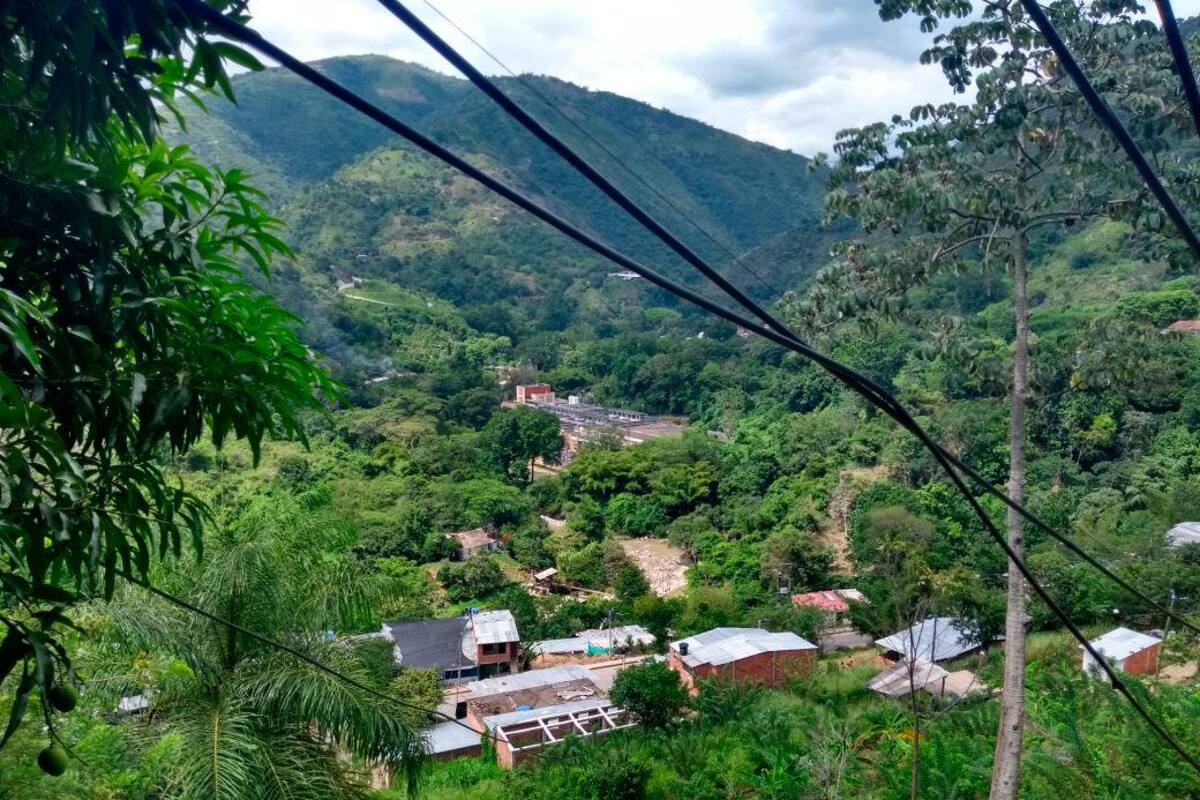 Los Santos Bajos es un sector situado sobre la vía a Matanza, adscrito al Corregimiento II de Bucaramanga. Pese a contar con viviendas bien construidas, allí no hay redes del agua.
