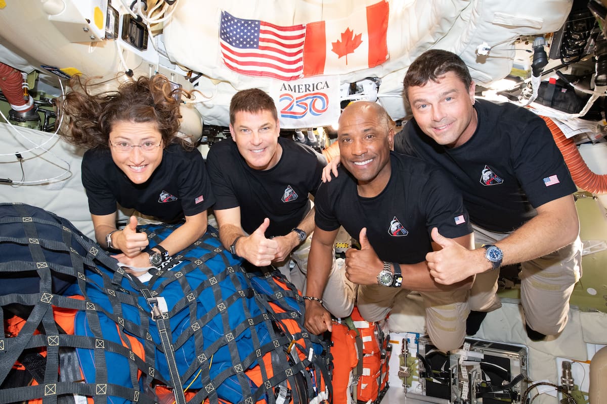 Fotografía cedida donde aparecen los integrantes de la tripulación de la misión Artemis II, los astronautas de la NASA, la especialista de misión Christina Koch (i), el piloto Victor Glover (2d), el comandante Reid Wiseman (d), y el astronauta de la Agencia Espacial Canadiense (CSA), el especialista de misión Jeremy Hansen (2i), posando este martes en el interior de la nave espacial Orion.
