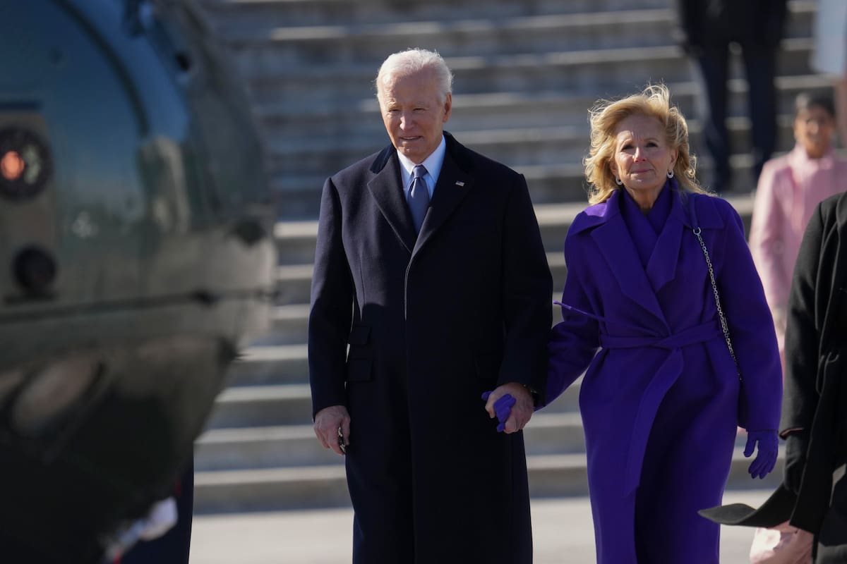 El saliente presidente de EE. UU., Joe Biden, y la primera dama, la Dra. Jill Biden, abordan un helicóptero que los llevará desde el Capitolio de EE. UU. en Washington, DC. //EFE