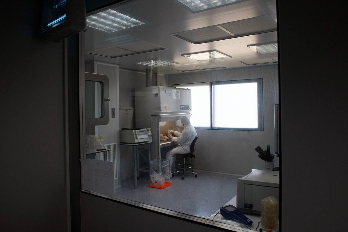 En la imagen de archivo, un oncólogo trabaja en un laboratorio esterilizado. EFE/Pep Morell.