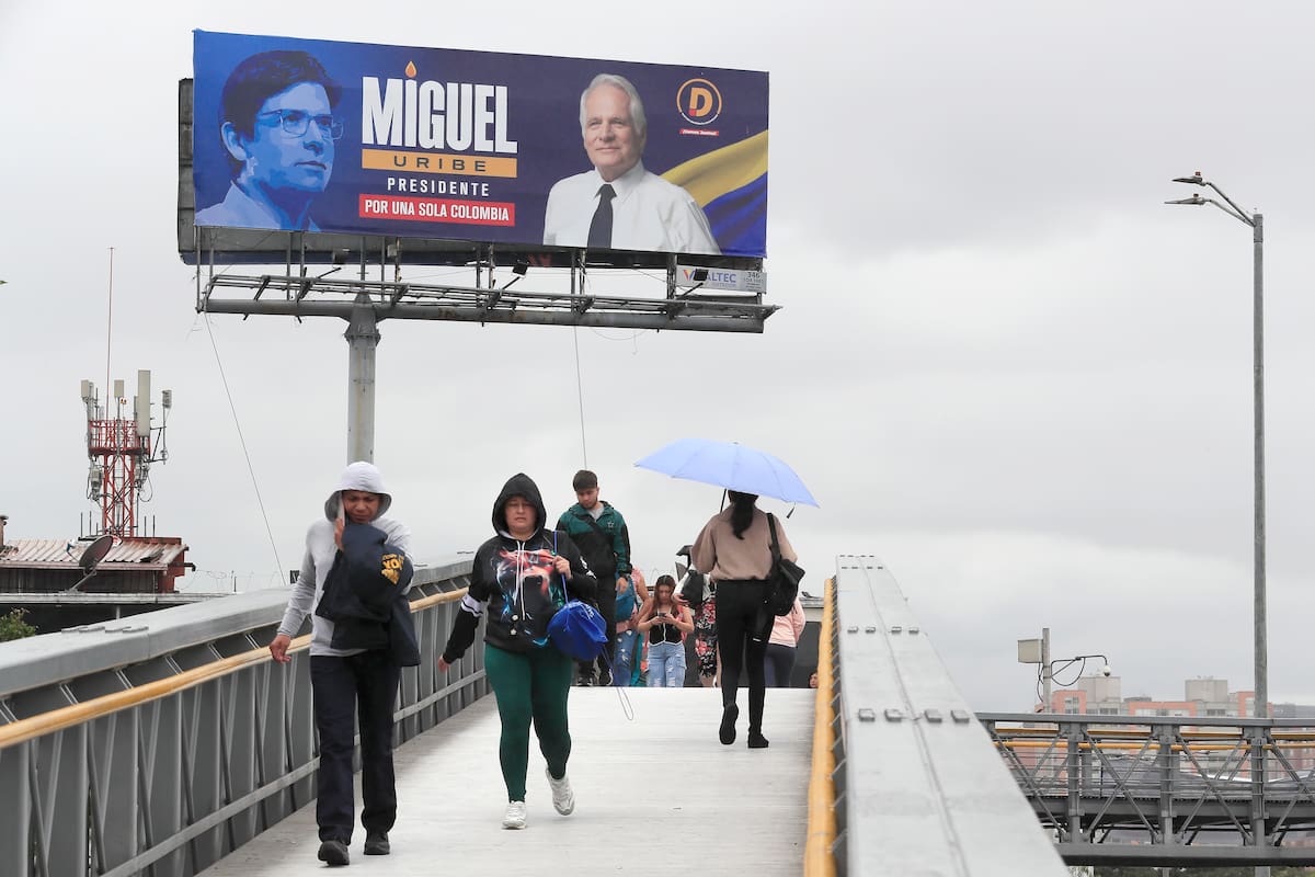 AME6901. BOGOTÁ (COLOMBIA), 30/05/2026.- Fotografía de una valla con publicidad política del candidato a la Presidencia de Colombia, Miguel Uribe, este sábado en Bogotá (Colombia). Las autoridades colombianas ultiman los preparativos para la primera vuelta de las elecciones presidenciales del domingo en las que se elegirá al sucesor del actual mandatario, Gustavo Petro, y para las que están habilitados para votar 41.421.973 ciudadanos, incluidos los residentes en el exterior. EFE/ Carlos Ortega