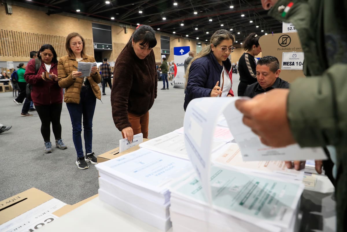 Fotografía de archivo del 8 de marzo de 2026 que muestra a personas votando en Bogotá (Colombia). La campaña para la segunda vuelta de las elecciones presidenciales en Colombia es la más áspera que recuerde el país, marcada por profundas divisiones y una guerra verbal entre el ultraderechista Abelardo de la Espriella y el izquierdista Iván Cepeda que el próximo domingo definirán en las urnas quién será el sucesor de Gustavo Petro para el periodo 2026-2030. EFE/ Carlos Ortega/ ARCHIVO
