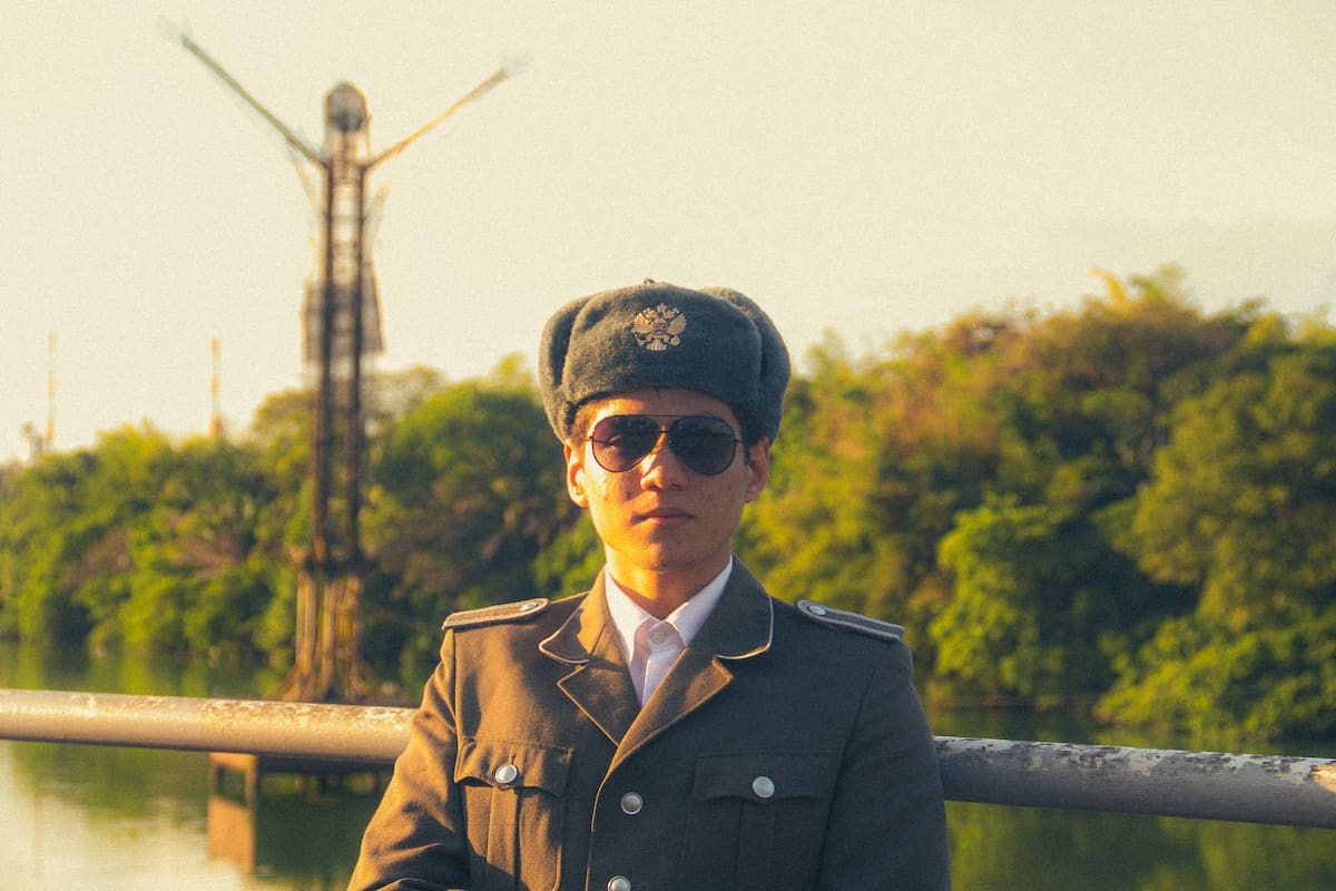 Desde la calurosa Barrancabermeja, donde el termómetro puede acercarse a los 40 grados, cinco jóvenes encontraron inspiración en la fría Rusia para crear Los Contemplativos, una banda de rock post-soviético que mezcla sonidos eslavos, letras en español y una estética inspirada en la antigua Unión Soviética. Foto: Juan Velasco.