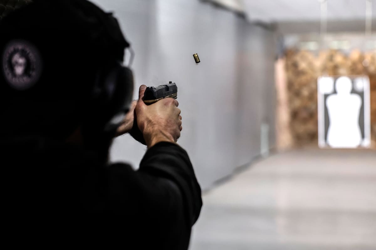 El instructor Martín Pinzón usa un arma de fuego en un club de tiro este lunes, en Caxias do Sul (Brasil). Los defensores de las armas en Brasil confían en la aprobación de normas más permisivas si el ultraderechista Flávio Bolsonaro gana las elecciones presidenciales de este domingo, después de un aumento de las restricciones en los últimos años. EFE/ Antonio Lacerda