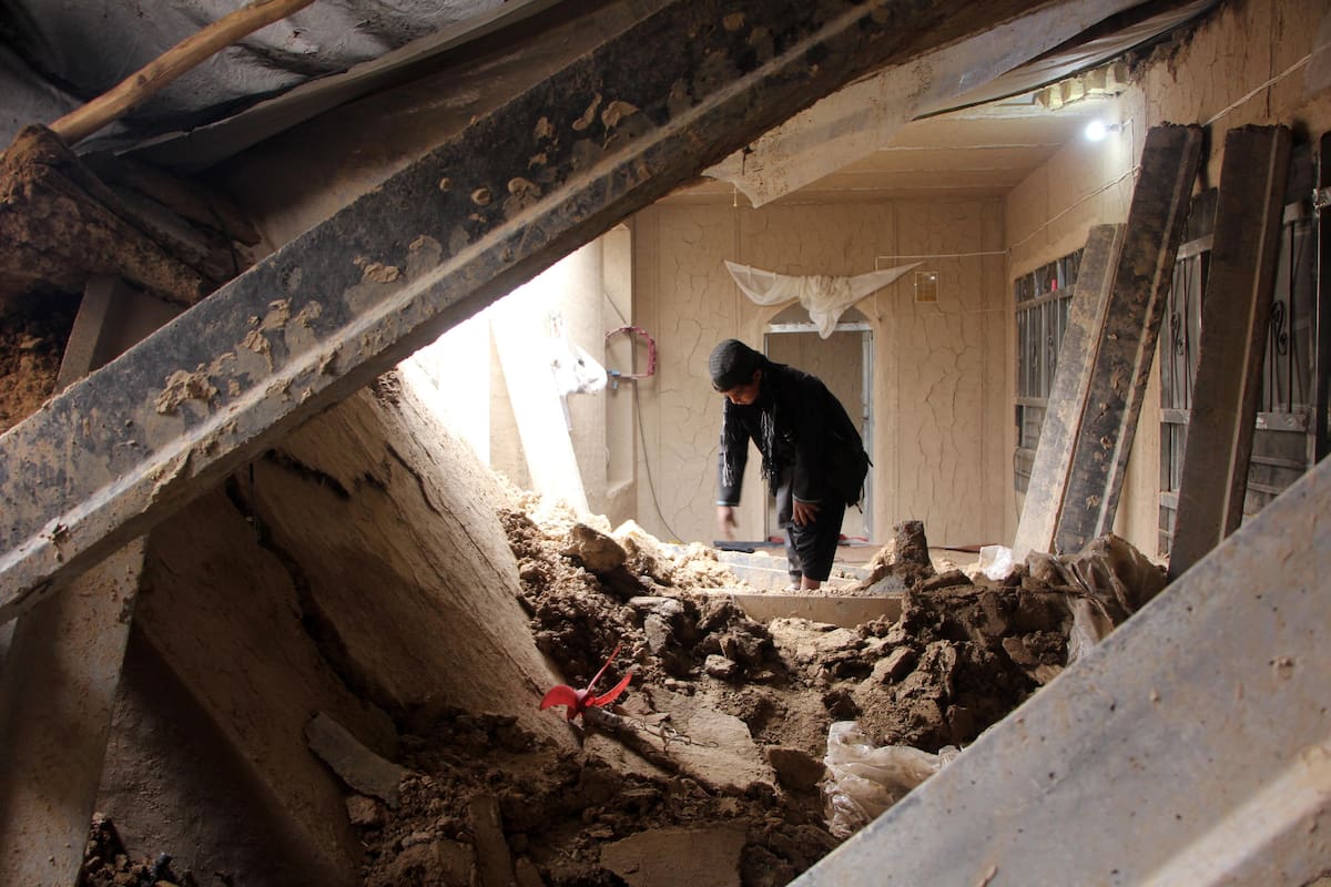 Un hombre comprueba los daños causados por las fuertes lluvias y las inundaciones en la ciudad afgana de Kandahar. EFE/EPA/Qudratullah Razwan