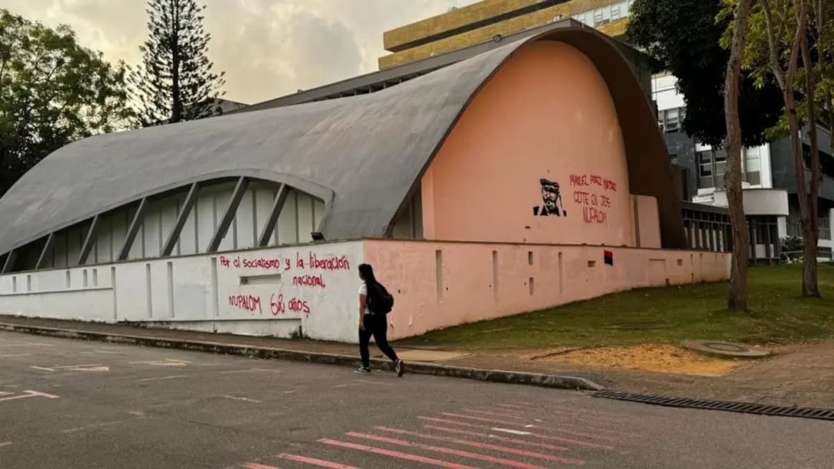 Los encapuchados pintaron grafitis en el campus universitario.