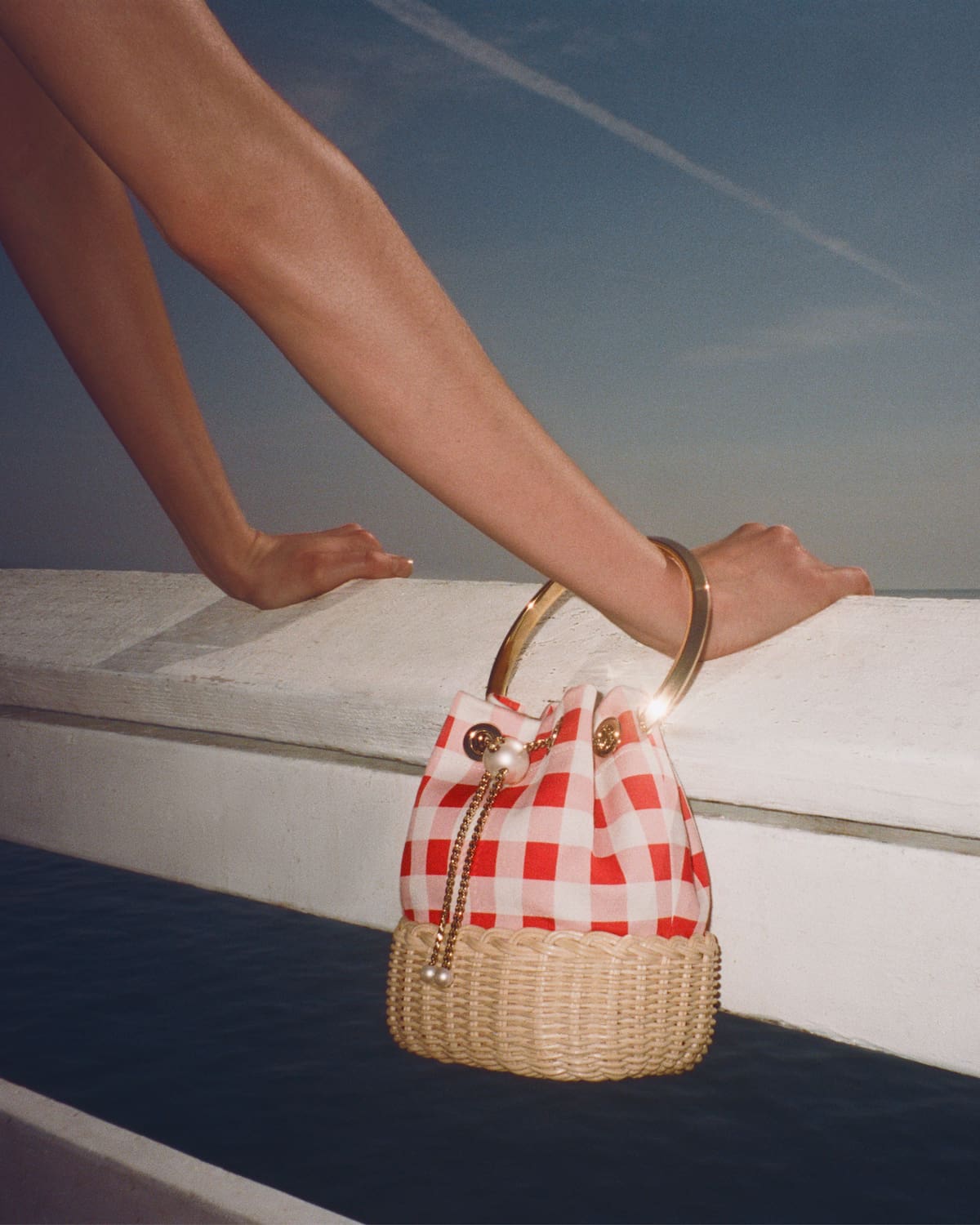 Vista del bolso bombonera de Jimmy Choo con cuadros de vichy. El calor lo cambia todo, los tejidos son ligeros y fluidos, el 'uniforme' de trabajo se puede confundir con el ocio, el color sube tanto como la temperatura y el calzado y los complementos dejan un poso de relajación y artesanía tan apetecible que se convierten en imprescindibles. EFE/Jimmy Choo / SOLO USO EDITORIAL/SOLO DISPONIBLE PARA ILUSTRAR LA NOTICIA QUE ACOMPAÑA (CRÉDITO OBLIGATORIO)
