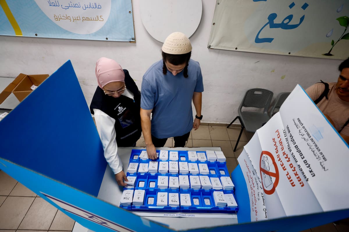 FOTODELDIA Umm al-Fahm (Israel), 27/10/2026.- Dos personas eligen las papeletas para votar en un colegio electoral en Umm al-Fahm, Israel, el 27 de octubre de 2026. Los israelíes acuden a las urnas en las primeras elecciones nacionales desde el ataque perpetrado por Hamás el 7 de octubre de 2023. EFE/JAMALA AWAD