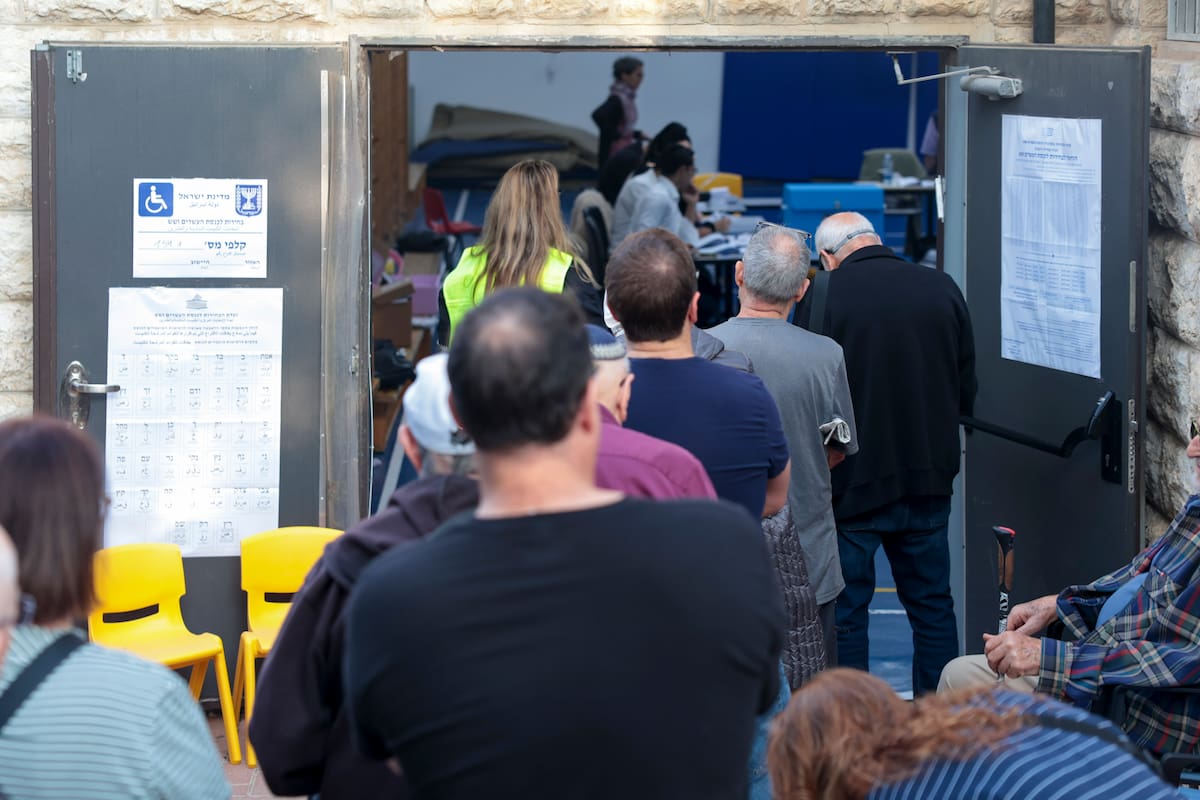 JERUSALÉN, 27/10/2026.- Los israelíes comenzaron a votar en unas elecciones generales planteadas como un referéndum sobre el primer ministro, Benjamín Netanyahu, que muchos de los votantes consultados por EFE en Jerusalén describen como las más decisivas de la historia del país. EFE/ Magda Gibelli