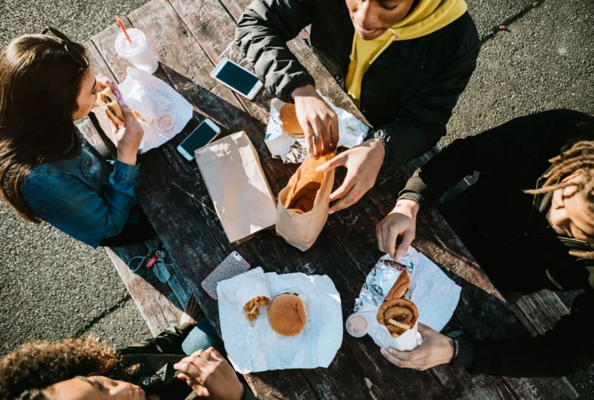 Los jóvenes de entre 25 y 34 años son los que menos incluyen fruta en su dieta.