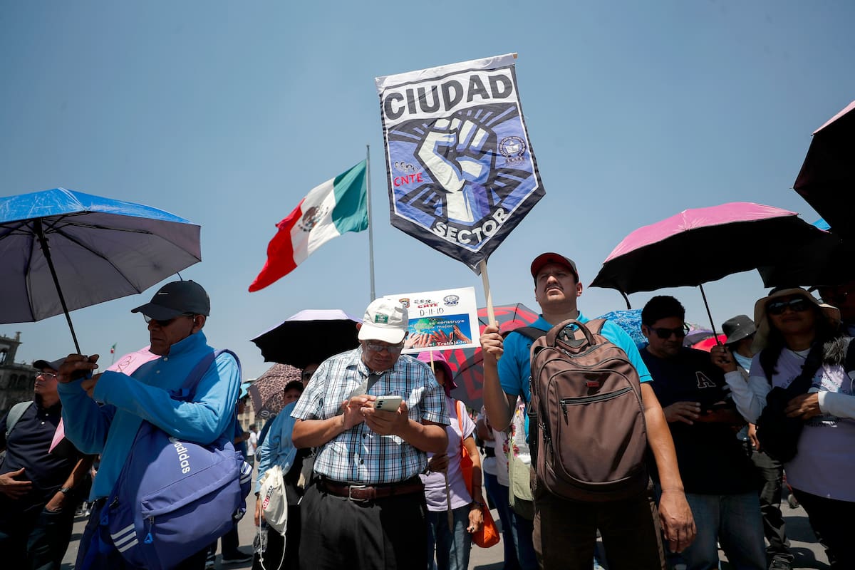 La Coordinadora Nacional de Trabajadores de la Educación (CNTE) exigió este lunes una postura formal de la presidenta de México, Claudia Sheinbaum, tras sus declaraciones en las que amagó con suspender la interlocución con el magisterio disidente, debido a las recientes protestas masivas durante la celebración de la Copa Mundial FIFA 2026. Imagen de archivo. EFE/Isaac Esquivel