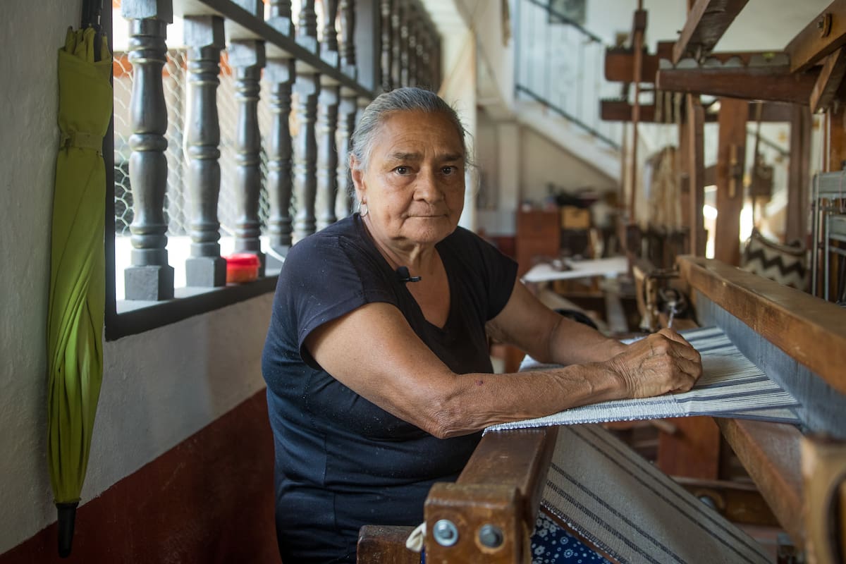 ‘Urdimbre: entramando territorios’ llevará sus cartografías textiles y documentales a Zapatoca, Charalá y el páramo de Berlín. La exposición reúne los saberes de artesanas del algodón, la lana, el bordado y el calado, y comienza su recorrido este 17 y 18 de julio en la Casa Bayona. Foto suministrada/VANGUARDIA