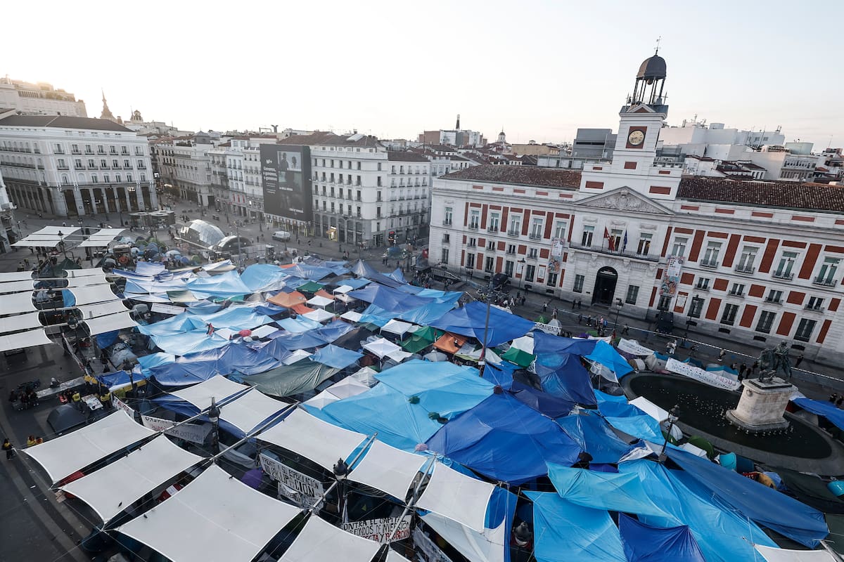 MADRID (ESPAÑA), 29/09/2026.- Vista aérea de las tiendas en las que han amanecido los más de mil acampados este martes en la Plaza del Sol, donde permanecen ya tres noches en protesta por la situación de la vivienda, entre la alegría por el acuerdo para que Maricarmen vuelva a su casa y la expectación por el real decreto que se pretende aprobar hoy en el Consejo de Ministros. EFE/ Sergio Pérez