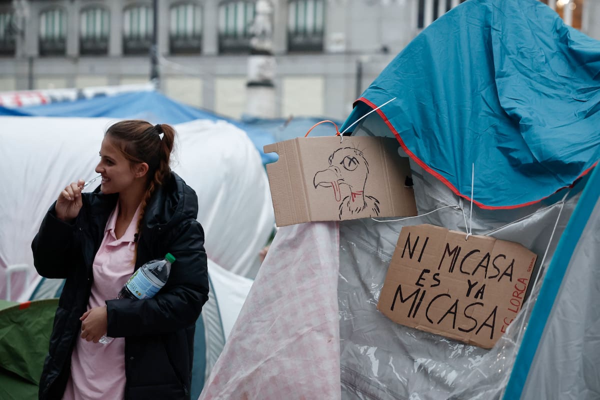MADRID (ESPAÑA), 29/09/2026.- Unas mil personas amanecen este martes en la Plaza del Sol, donde llevan acampadas ya tres noches en protesta por la situación de la vivienda, entre la alegría por el acuerdo para que Maricarmen vuelva a su casa y la expectación por el real decreto que se pretende aprobar hoy en el Consejo de Ministros. EFE/ Sergio Pérez